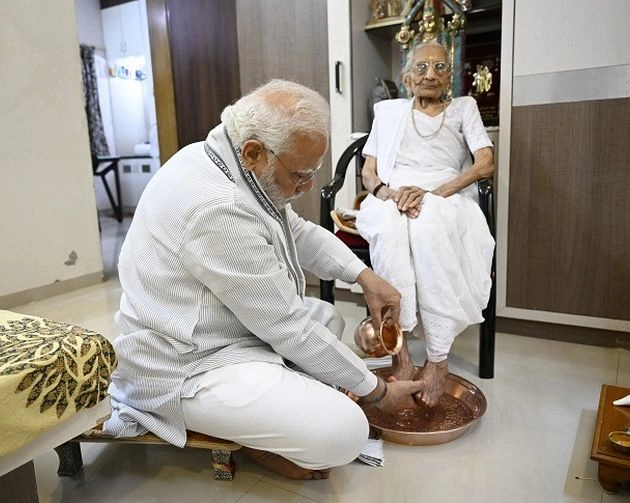 प्रधानमंत्री मोदी ने मां के सम्मान को पुनर्प्रतिष्ठित किया