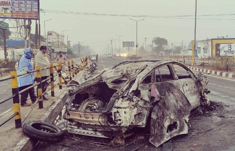 कार में लगी आग, निकलने की कोशिश में लूट की बात निकली झूठ (Video) - Robbery of Rishabh Pant while getting out from Burning Car turns out to be rumor