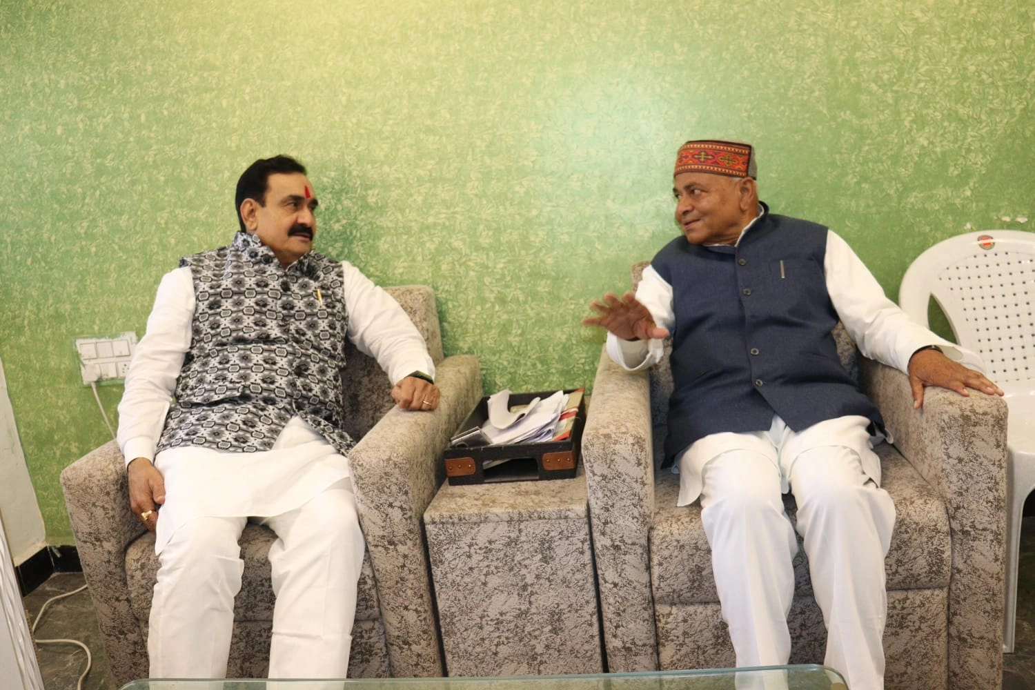 अजब मध्यप्रदेश की गजब सियासत! भाजपा नेताओं की अश्लील सीडी का दावा करने वाले डॉ. गोविंद सिंह ने गृहमंत्री नरोत्तम मिश्रा से की मुलाकात - Dr. Govind Singh, who claimed obscene CDs of BJP leaders met Home Minister Narottam Mishra