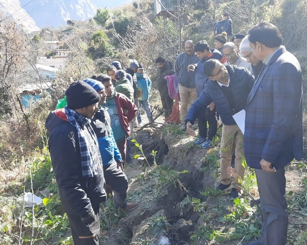 Joshimath landslide : जोशीमठ क्षेत्र में भूस्‍खलन के कारणों की होगी जांच, कमिश्नर ने दिए NDRF की तैनाती के निर्देश - Reasons of landslide in Joshimath area will be investigated, commissioner gave instructions for deployment of NDRF