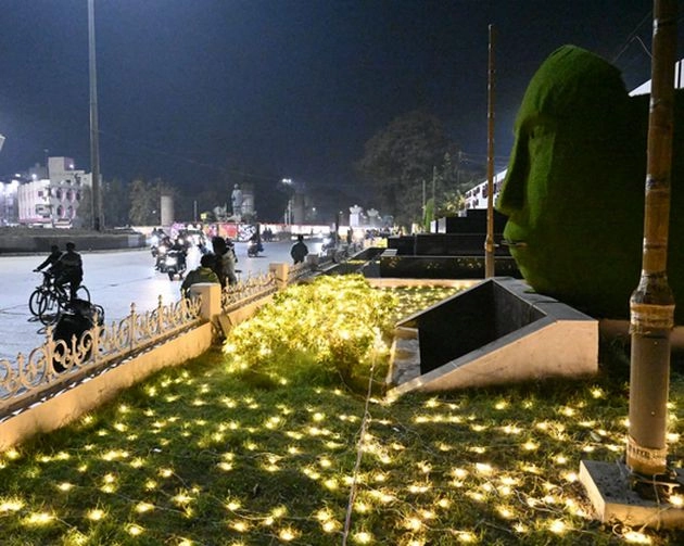 इंदौर में सूखी घास पर ‘हरा रंग’ छिड़कने के वीडियो पर कांग्रेस ने भाजपा को घेरा