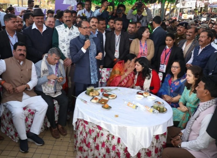 प्रवासी भारतीय दिवस सम्मेलन : CM शिवराज ने NRI मेहमानों के साथ 56 दु‍कान पर उठाया व्यंजनों का लुत्फ