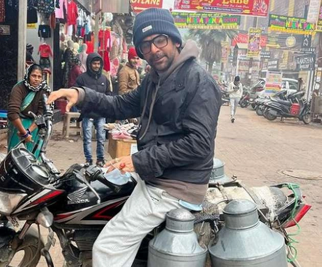 कड़ाके की ठंड में बाइक पर दूध बेचने निकले सुनील ग्रोवर, फैंस बोले- कोई काम छोटा नहीं होता... | sunil grover selling milk on bike photo goes viral