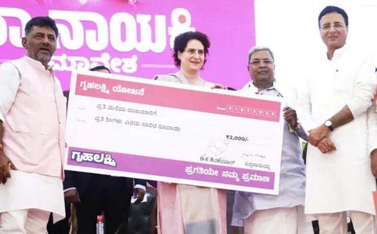 प्रियंका गांधी का मुफ्त दांव, कर्नाटक में सरकार बनने पर 'गृहलक्ष्मी' को प्रतिमाह मिलेंगे 2000 रुपए नकद