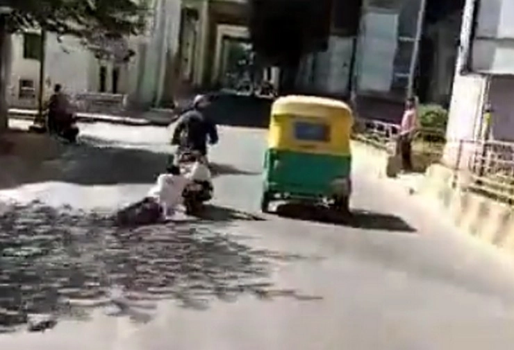 बेंगलुरु में स्कूटी सवार शख्स ने 71 साल के बुजुर्ग को एक किलोमीटर तक घसीटा, Viral हुआ वीडियो - 71 year old man dragged by scooter on Bengaluru street; video goes viral