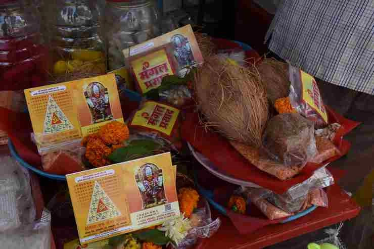 अमलनेर में स्थित मंगलदेव के मंदिर में मिलता है अद्भुत प्रसाद - Mangal Dev Grah Mandir Amalner ka prasad