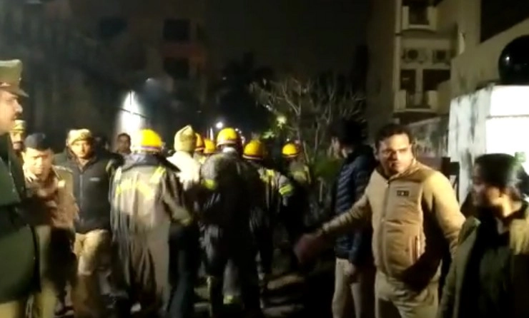 लखनऊ के हजरतगंज में इमारत गिरी, मलबे में दबने से 3 लोगों की मौत, रेस्क्यू ऑपरेशन जारी - residential building collapses on Wazir Hasanganj Road in Lucknow. Police present at the spot