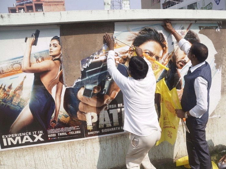 पठान : फाड़े गए शाहरुख खान की फिल्म के पोस्टर, रद्द हुए शो, हिन्दू संगठनों का हंगामा, इंदौर में हनुमान चालीसा का पाठ, देश के कौनसे शहरों में हुआ बवाल - bajrang dal and vishwa hindu parishad stage protest against shahrukh khan pathan film