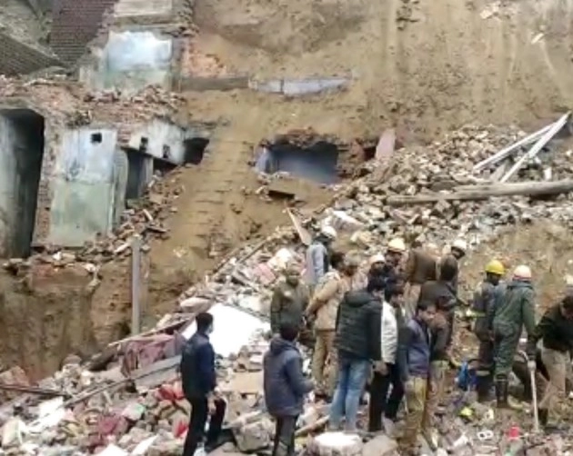 धर्मशाला के बेसमेंट में खुदाई के दौरान भरभराकर गिरे मकान और मंदिर - houses collapse due to excavation work at Agra dharamshala