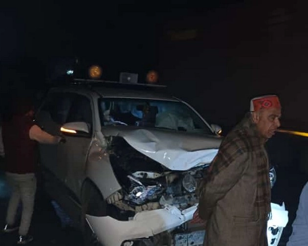 नीलगाय से टकराई भाजपा सांसद पाल की कार, बाल-बाल बचे - BJP MP Jagdambika Pal car accident