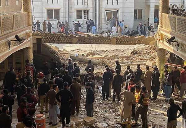 चार लेयर की सिक्योरिटी, 300 पुलिसकर्मी... मस्जिद की किले जैसी सुरक्षा तोड़ी, पेशावर में फिदायीन हमलावर ने ली 61 जान - 61 killed in suicide bombing in Peshawar