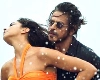 पठान की शानदार सफलता के साथ शाहरुख खान ने अपनी लीडिंग लेडी दीपिका पादुकोण के लिए गाया 'आंखों में तेरी' गाना
