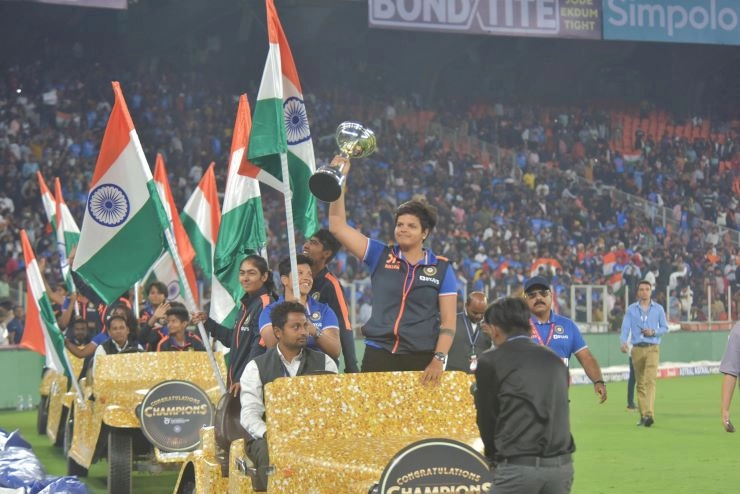 सचिन तेंदुलकर ने U19 विश्व विजेता टीम को किया सम्मानित, लड़कियों के साथ उठाया मैच का लुत्फ (Video) - Sachin Tendulkar felicitates Under 19 world Cup winning team in Ahemdabad