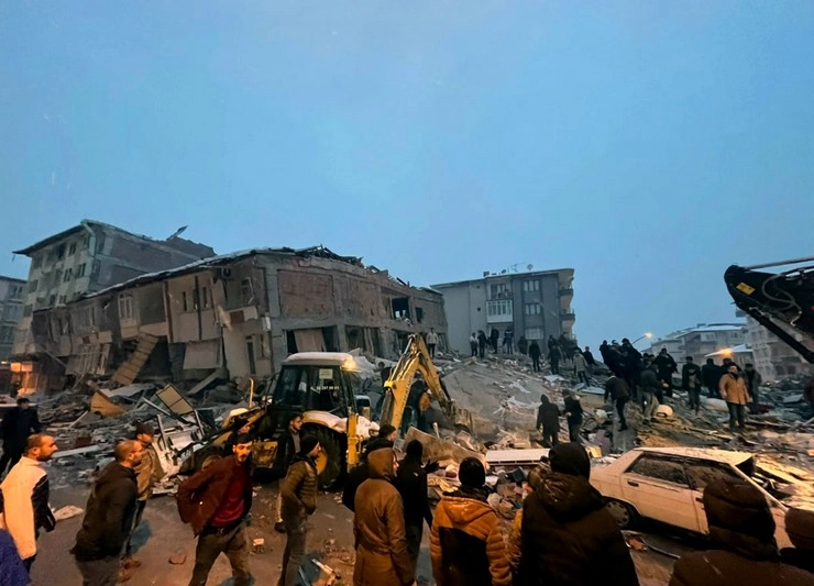 24 घंटों में भूकंप के 3 झटकों ने तुर्की और सीरिया में बरपाया कहर, 2500 से ज्यादा लोगों की मौत - More than 2,300 dead as powerful quake hits southern Turkey and Syria