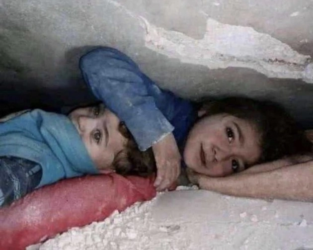 Turkey earthquake: भूकंप की मार्मिक तस्वीर, 17 घंटे तक पत्थर के नीचे दबी 7 साल की बच्ची को दुनिया का सलाम