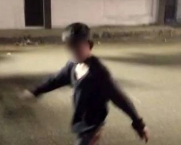 अहमदाबाद की सड़कों पर नशे में घूमते बच्चे का वीडियो वायरल - Video of a drunk kid roaming the streets of Ahmedabad goes viral