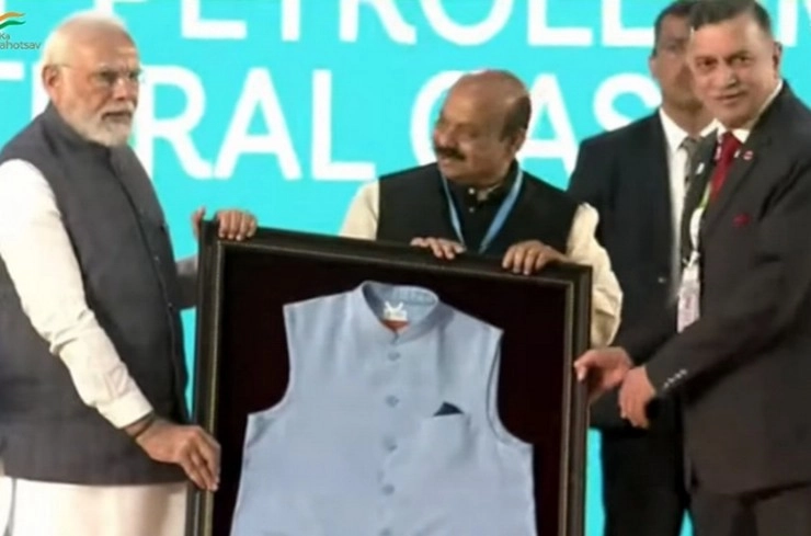 प्लास्टिक की बोतलों को 'रिसाइकिल' कर बनाई जैकेट पहन संसद पहुंचे PM मोदी