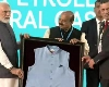 प्लास्टिक की बोतलों को 'रिसाइकिल' कर बनाई जैकेट पहन संसद पहुंचे PM मोदी
