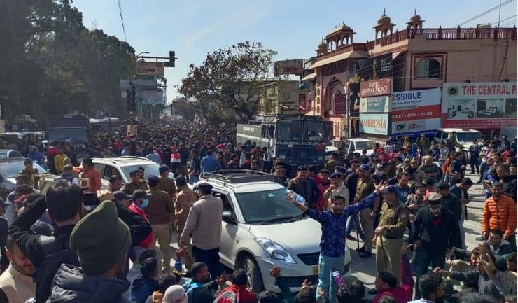 Uttarakhand : थम नहीं रहा भर्ती परीक्षाओं पर विवाद, CBI जांच को लेकर बेरोजगारों का प्रदर्शन, पुलिस ने बरसाई लाठियां