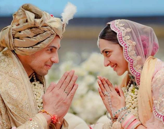 वरमाला पहनाने के बाद कियारा आडवाणी ने किया सिद्धार्थ मल्होत्रा को किस, सामने आया खूबसूरत वेडिंग वीडियो | kiara advani sidharth malhotra wedding video viral on social media