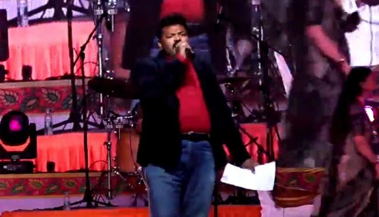 एसपी ने गाया 'बदन पे सितारे लपेटे हुए' तो झूम उठे दर्शक, तालियों से गूंज उठा पांडाल - SP sang in Kanpur Dehat Mahotsav