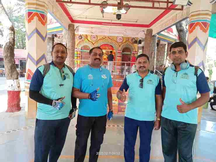 जलगांव साइकिलिस्ट ग्रुप के पदाधिकारियों ने मंगलग्रह मंदिर का किया दौरा