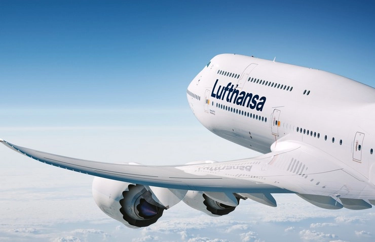 जर्मनी : कम्प्यूटर सिस्टम में खराबी से लुफ्थांसा एयरलाइंस की कई फ्लाइट्‍स रद्द, फंसे हजारों यात्री - Many Lufthansa flights delayed or cancelled due to IT system failure, airline shares details