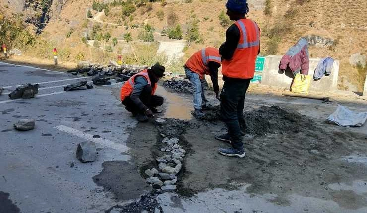 Chardham Yatra: चारधाम यात्रा की तैयारियों के बीच जोशीमठ-बद्रीनाथ हाईवे पर धंसाव से बढ़ रही चिंता - Concern increased due to landslide on Joshimath-Badrinath highway