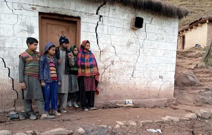 जम्मू-कश्मीर: रामबन जिले में भी धंसने लगी जमीन! भूस्खलन से दर्जनों घर क्षतिग्रस्त, 13 परिवार शिफ्ट - Damage caused by avalanches and landslides in Jammu and Kashmir