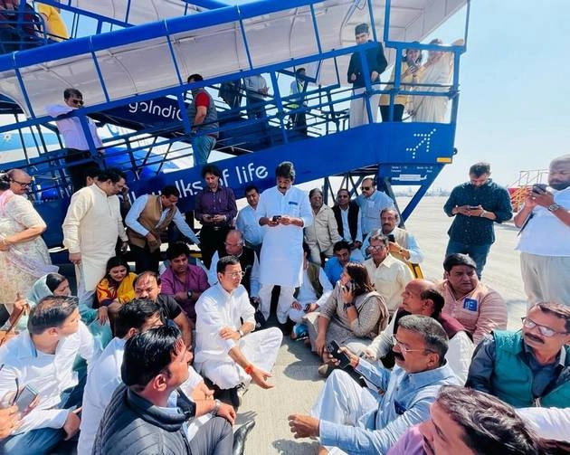 रायपुर जा रहे कांग्रेस नेता पवन खेड़ा को विमान से नीचे उतारा, मचा बवाल - congress leader pawan khera stopped for flying