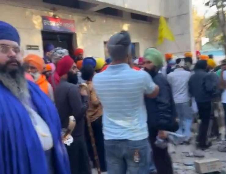 Punjab : अजनाला में थाने पर हमला, तलवारों और बंदूक के साथ जुटे खालिस्तान समर्थक नेता अमृतपाल सिंह के समर्थक