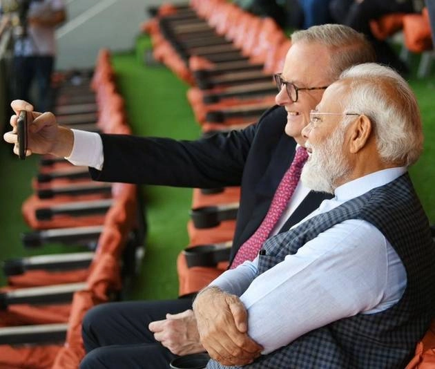 पीएम मोदी की क्रिकेट डिप्लोमेसी, जीता ऑस्ट्रेलियाई पीएम का दिल (देखिए फोटो) - photo story : PM Modi with australian PM in modi stadium