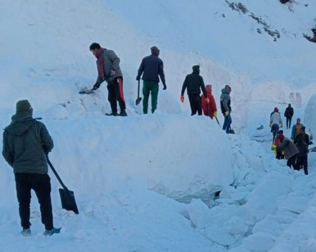 Kedarnath Yatra 2023 : केदारनाथ पैदल मार्ग से हटाई जा रही है बर्फ, इस बार टोकन के जरिए होंगे चारों धाम के दर्शन