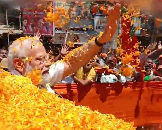 Karnataka : कांग्रेस-JDS के गढ़ में PM मोदी का रोडशो, लोगों ने की फूलों की बारिश