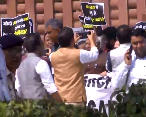संसद से ED ऑफिस, विपक्षी सांसदों का मार्च विजय चौक पर रोका - Opposition MP march from Parliament to ED office stopped at Vijay Chowk