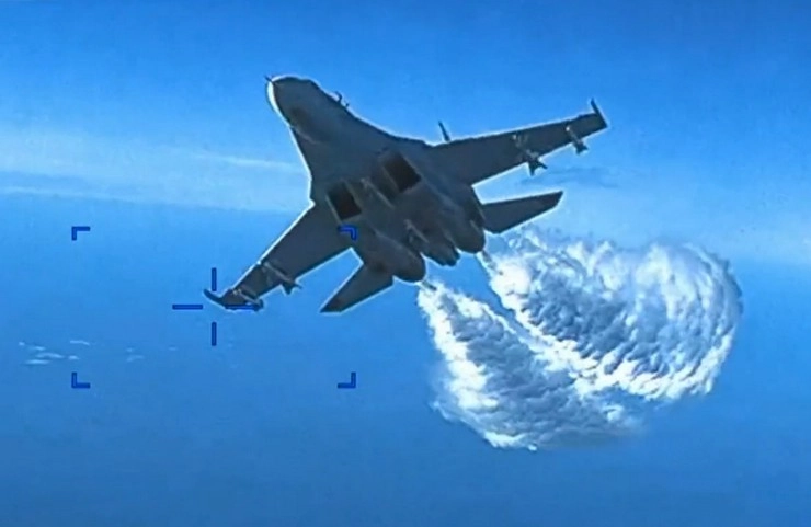 रूसी लड़ाकू विमान ने अमेरिका के ड्रोन पर ईंधन फेंका, अब अमेरिकी सेना ने जारी किया 42 सेकंड का वीडियो - us releases footage russian jet crashing into american drone over black sea