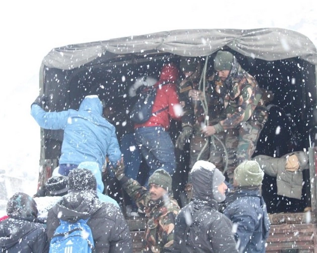 सिक्किम के छांगू में फंसे थे 1,000 पर्यटक, सेना ने सुरक्षित स्थान पर पहुंचाया