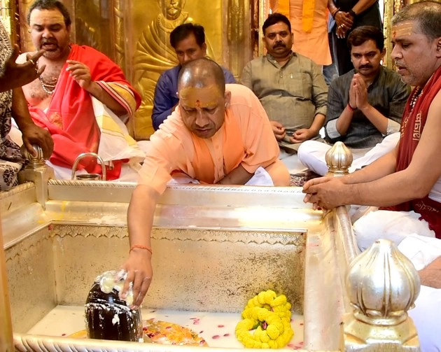मुख्यमंत्री योगी आदित्यनाथ ने काशी विश्वनाथ मंदिर में दर्शन का बनाया शतक - Chief Minister Yogi Adityanath made a century of darshan in Kashi Vishwanath temple