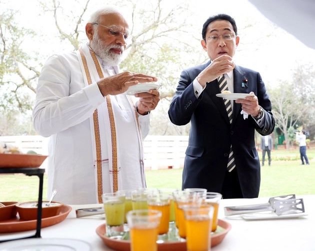 पीएम मोदी ने जापानी पीएम को पार्क में खिलाए गोलगप्पे, ली चाय की चुस्की (देखिए फोटो) - Japani PM enjoyed Indian snacks including Golgappas with PM modi