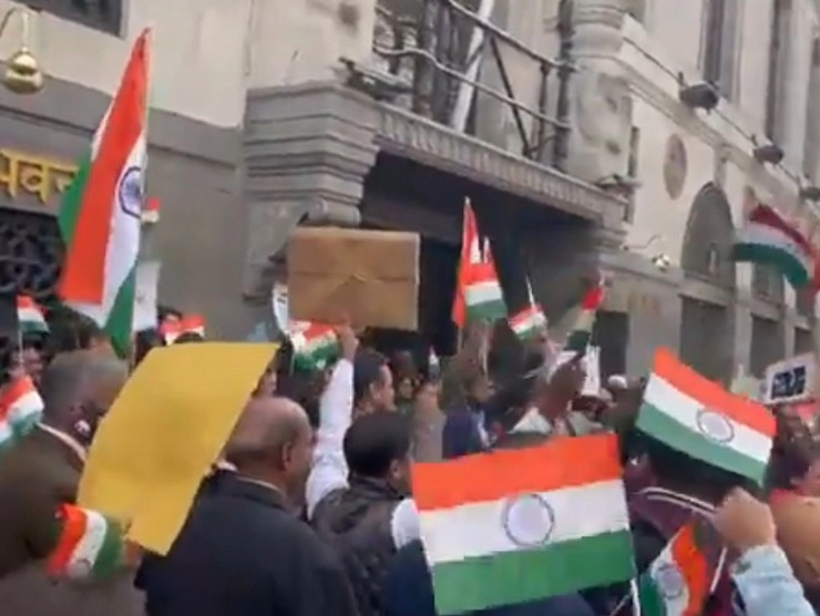 लंदन में खालिस्तानियों का विरोध : तिरंगे के अपमान पर भड़के लोग, पुलिस ने भारतीयों के साथ किया डांस - London cop dances with Indians protesting outside Indian embassy against pro-Khalistani supporters