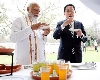पीएम मोदी ने जापानी पीएम को पार्क में खिलाए गोलगप्पे, ली चाय की चुस्की (देखिए फोटो)