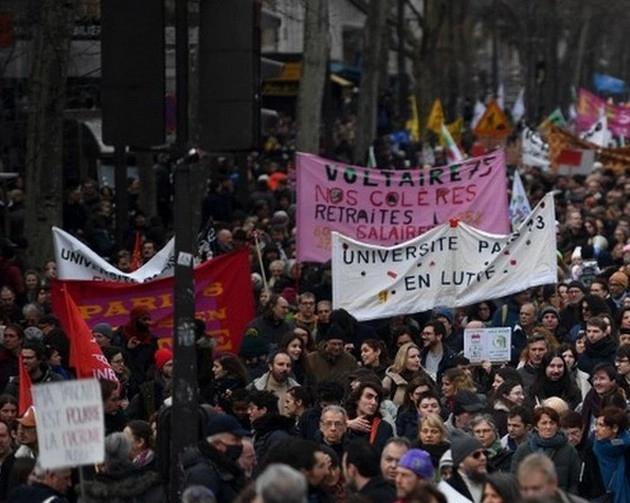 France Protests : पेंशन विवाद को लेकर फ्रांस में विरोध प्रदर्शन, 457 प्रदर्शनकारी गिरफ्तार, 441 पुलिसकर्मी घायल - Protests over pension dispute in France