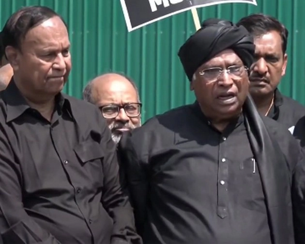 संसद में हंगामा जारी, काले कपड़े पहनकर पहुंचे कांग्रेस सांसद - Ruckus continues in Parliament over Rahul Gandhi's Lok Sabha membership