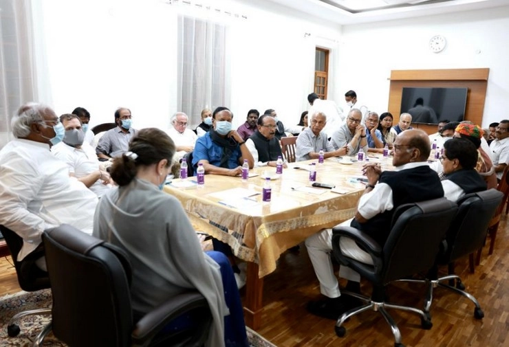 राहुल की सांसदी जाने पर संग्राम : मल्लिकार्जुन खरगे के घर विपक्षी दलों की बैठक, NCP, TMC, JDU और SP के नेता रहे मौजूद, शिवसेना ने बनाई दूरी - rahul gandhi disqualification case opposition leaders dinner at mallikarjun-kharge house