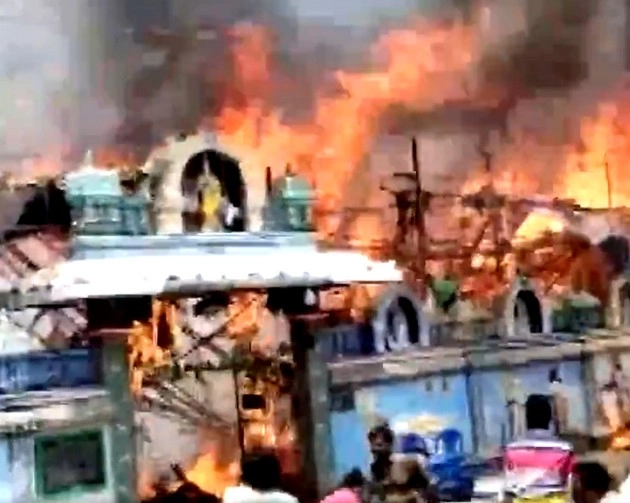 रामनवमी पर आंध्रप्रदेश के वेणुगोपाल मंदिर में लगी भीषण आग - fire in venugopal temple on ram navmi