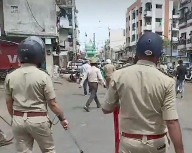 वडोदरा में रामनवमी के जुलूस पर पथराव, 24 लोग पुलिस हिरासत में