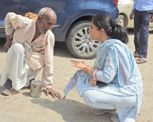 जमीन पर बैठ सीडीओ ने सुनी बुजुर्ग की फरियाद, सोशल मीडिया पर वायरल हुई तस्वीर - Sitting on the ground in Kanpur Dehat, the CDO listened to the complaint of the elderly