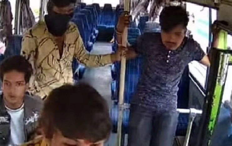 Indore Bus Hijack Case : बदमाशों ने बंदूक की नोक पर बस को किया हाईजैक, घंटों तक शहर में घुमाया