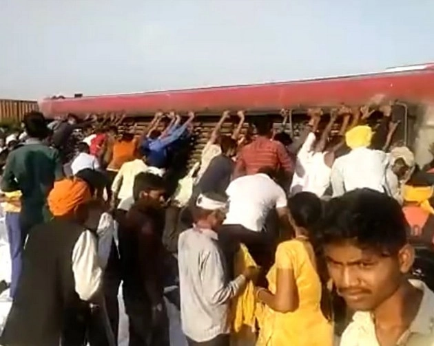 राजस्थान से कानपुर जा रही बस हुई दुर्घटनाग्रस्त, 12 यात्री हुए घायल - 12 passengers injured when bus going from Rajasthan to Kanpur overturned