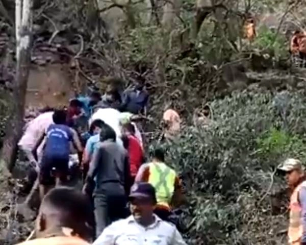 महाराष्ट्र में भीषण सड़क हादसा, खाई में गिरी बस, 13 लोगों की मौत, 29 घायल - 13 killed as bus falls into gorge in Maharashtra